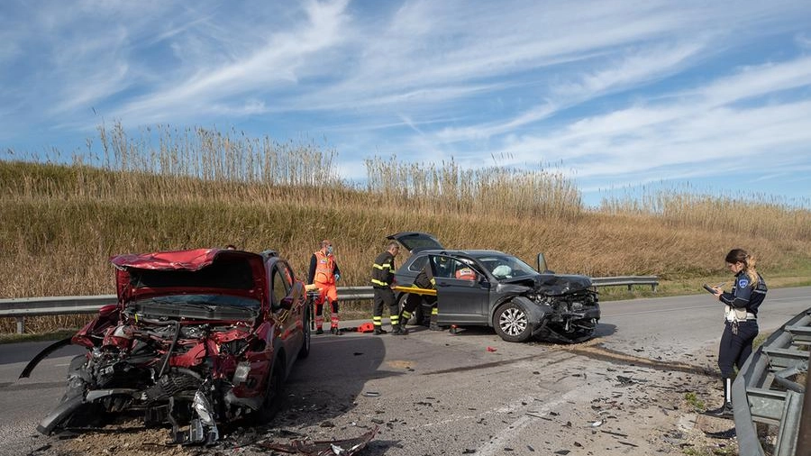 Le auto distrutte dopo l'incidente a Porto Fuori (foto Zani)