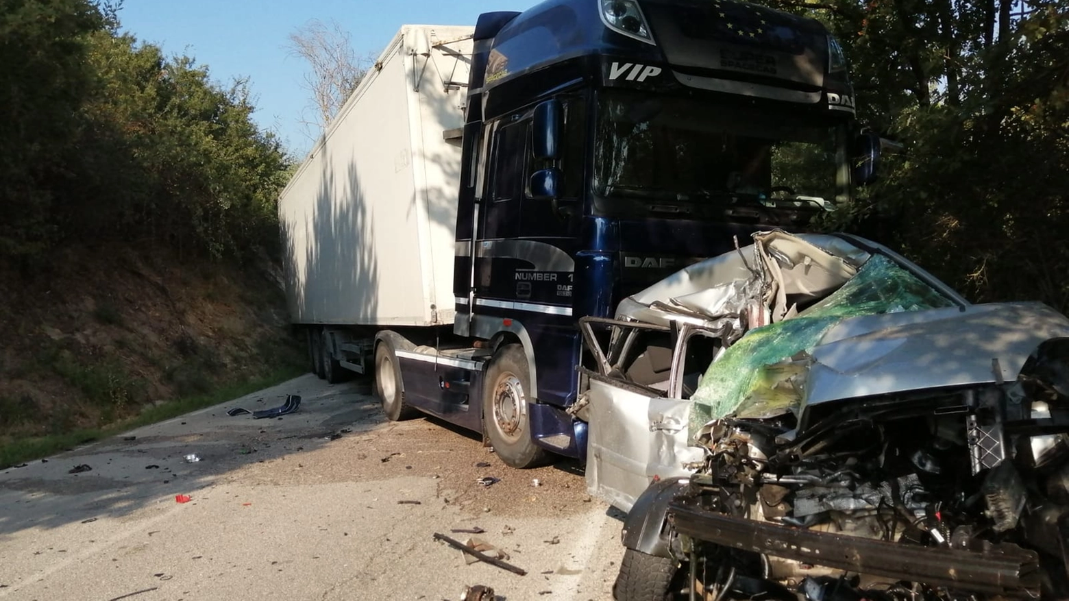 L'auto di Del Monte, distrutta dopo l'impatto col camion