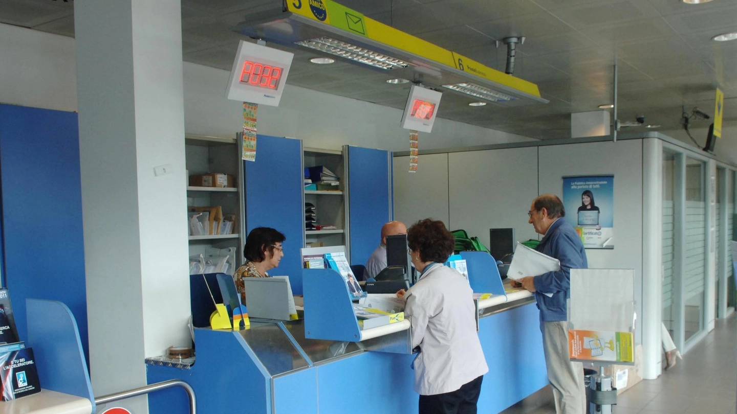 L’episodio è accaduto il 2 luglio nell’ufficio postale di Montecosaro (nella foto d’archivio, una filiale delle Poste)