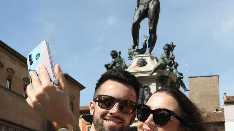 Selfie sotto al Nettuno, un classico per chi visita Bologna