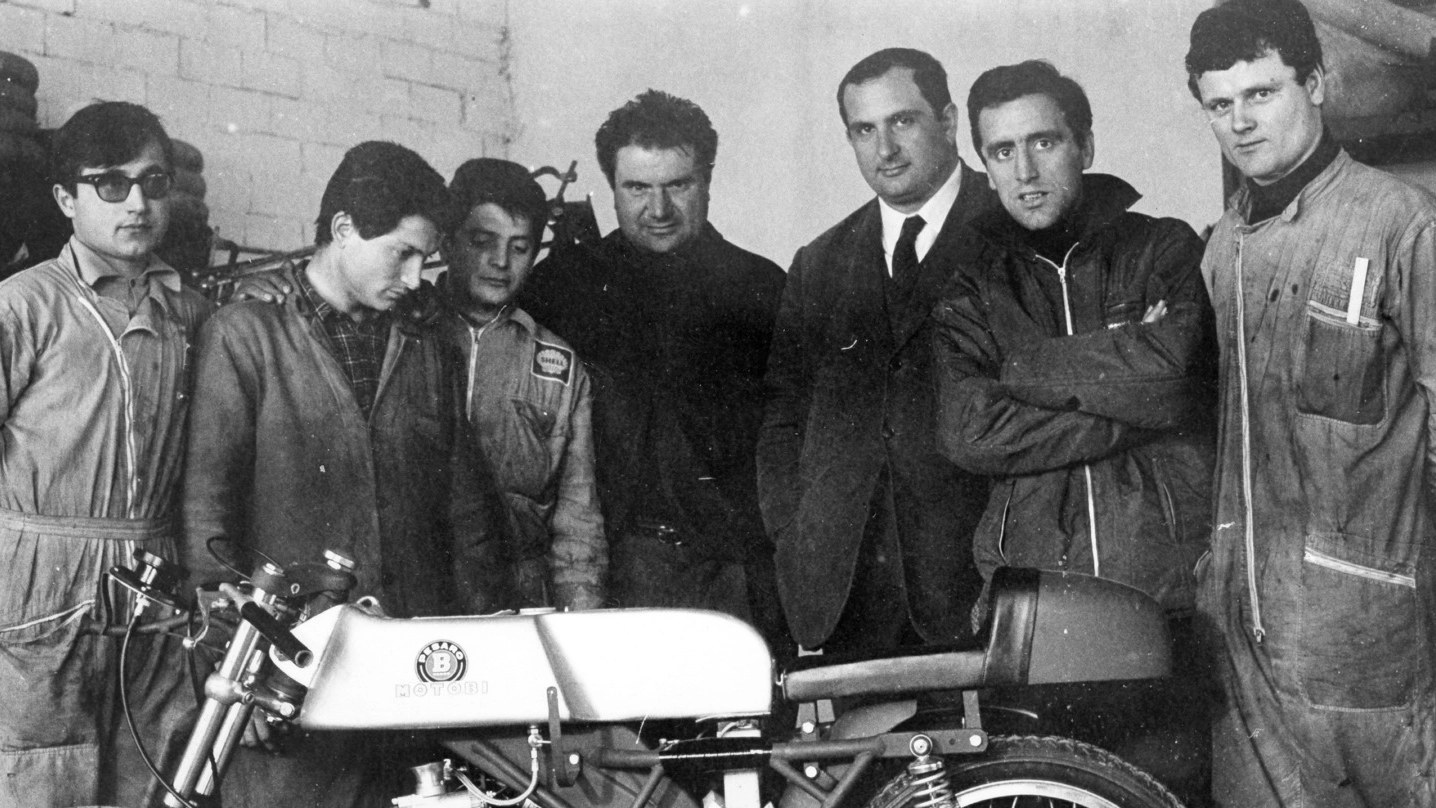 Primo Zanzani al centro in una foto storica della squadra corse della MotoBi 