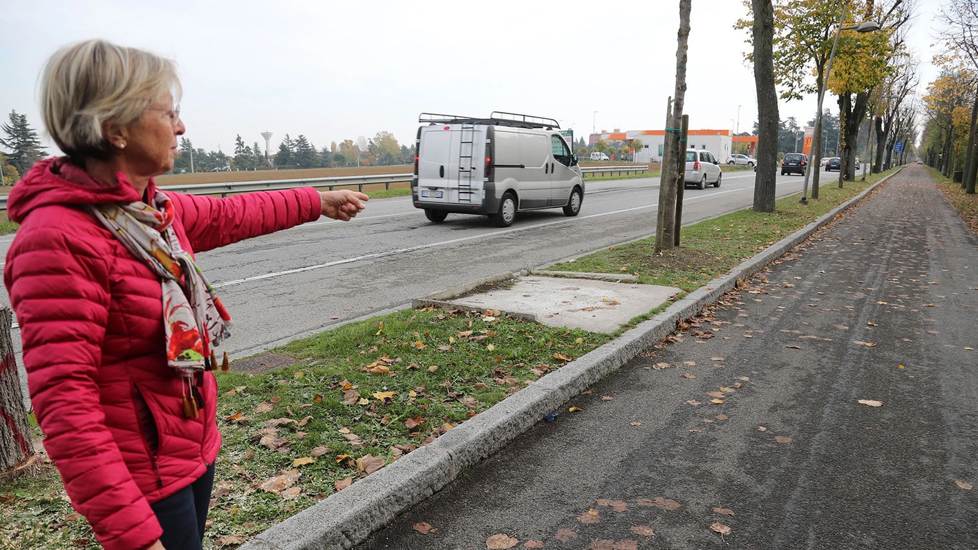 Maurizia Zardi, residente in via Emilia,  mostra come il cassonetto sia difficilmente raggiungibile a piedi