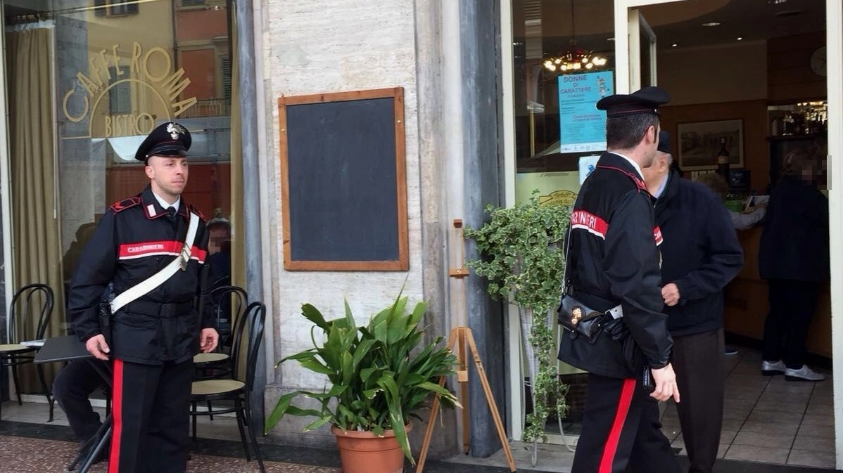 Un sopralluogo dei carabinieri al Bar Roma