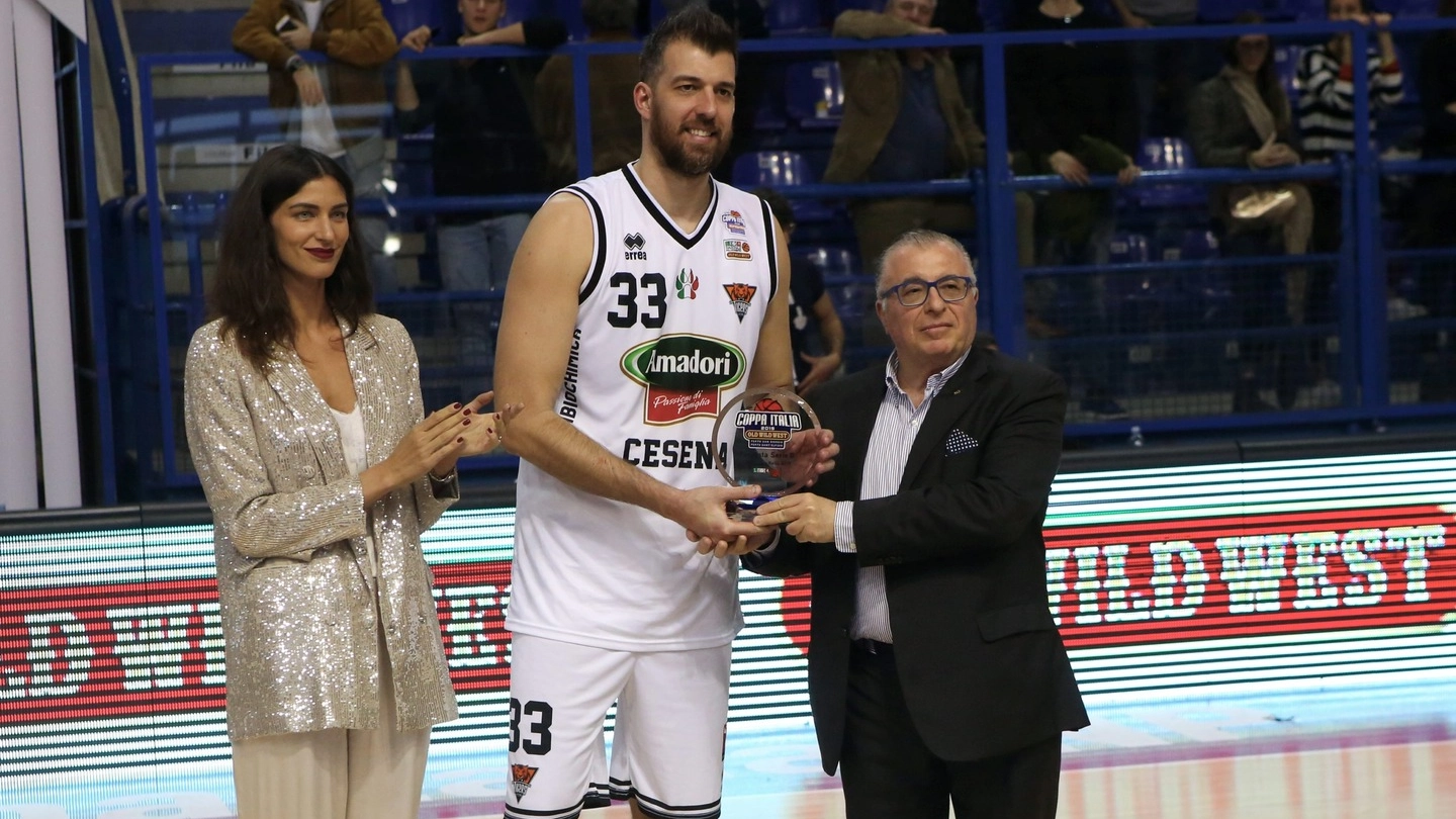 Capitan Brkic riceve il premio per la squadra seconda classificata 
