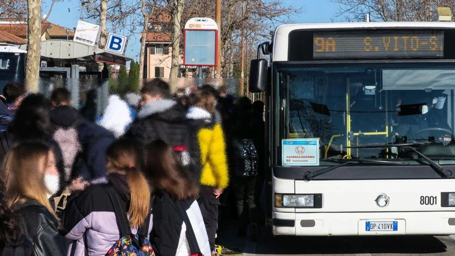 Lampade "anti Covid" su gli autobus a Rimini