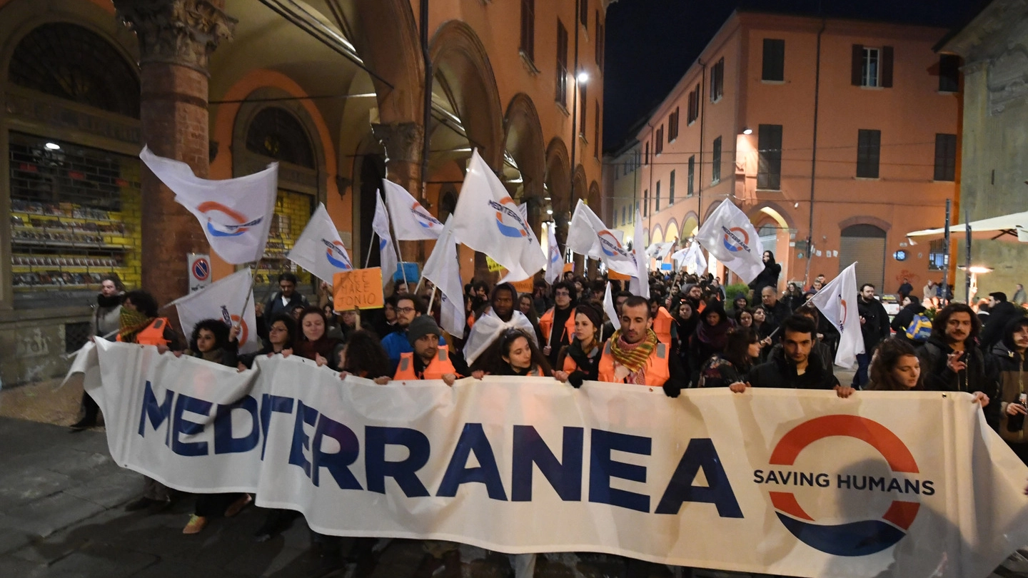 Bologna, il corteo di solidarietà all'equipaggio della Mare Jonio (FotoSchicchi)
