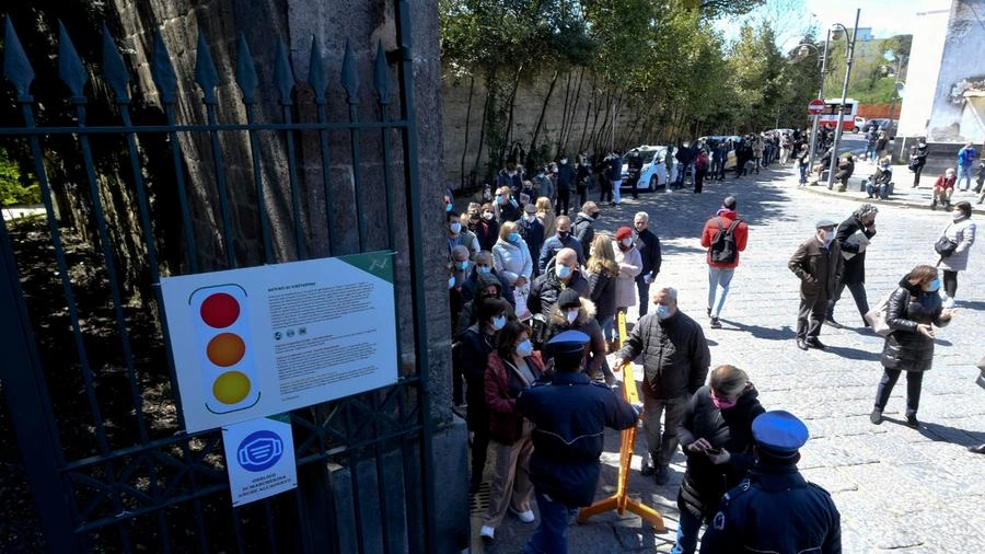 Persone in fila nel parco di Capodimonte a Napoli per vaccinarsi (Ansa)
