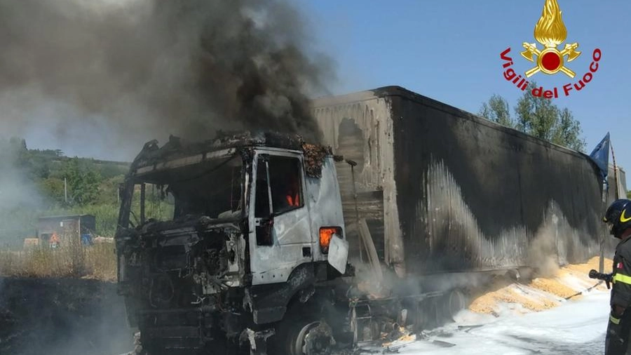 Incendio sull'E45: camion va a fuoco