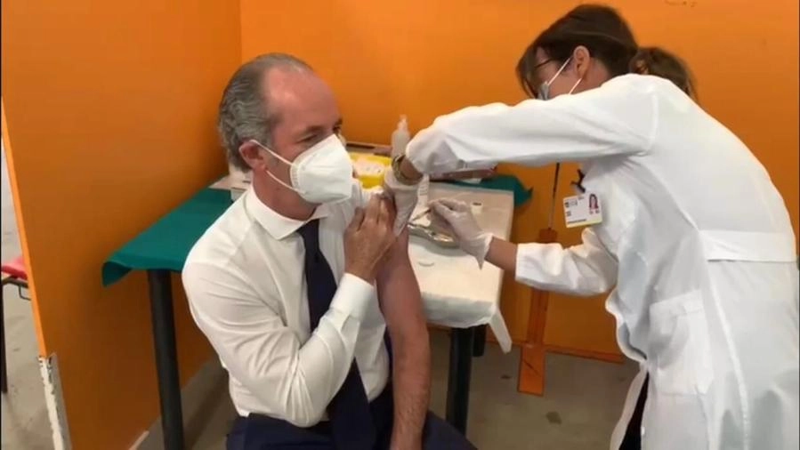 Luca Zaia si vaccina