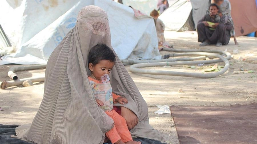 Una donna afghana col suo bambino