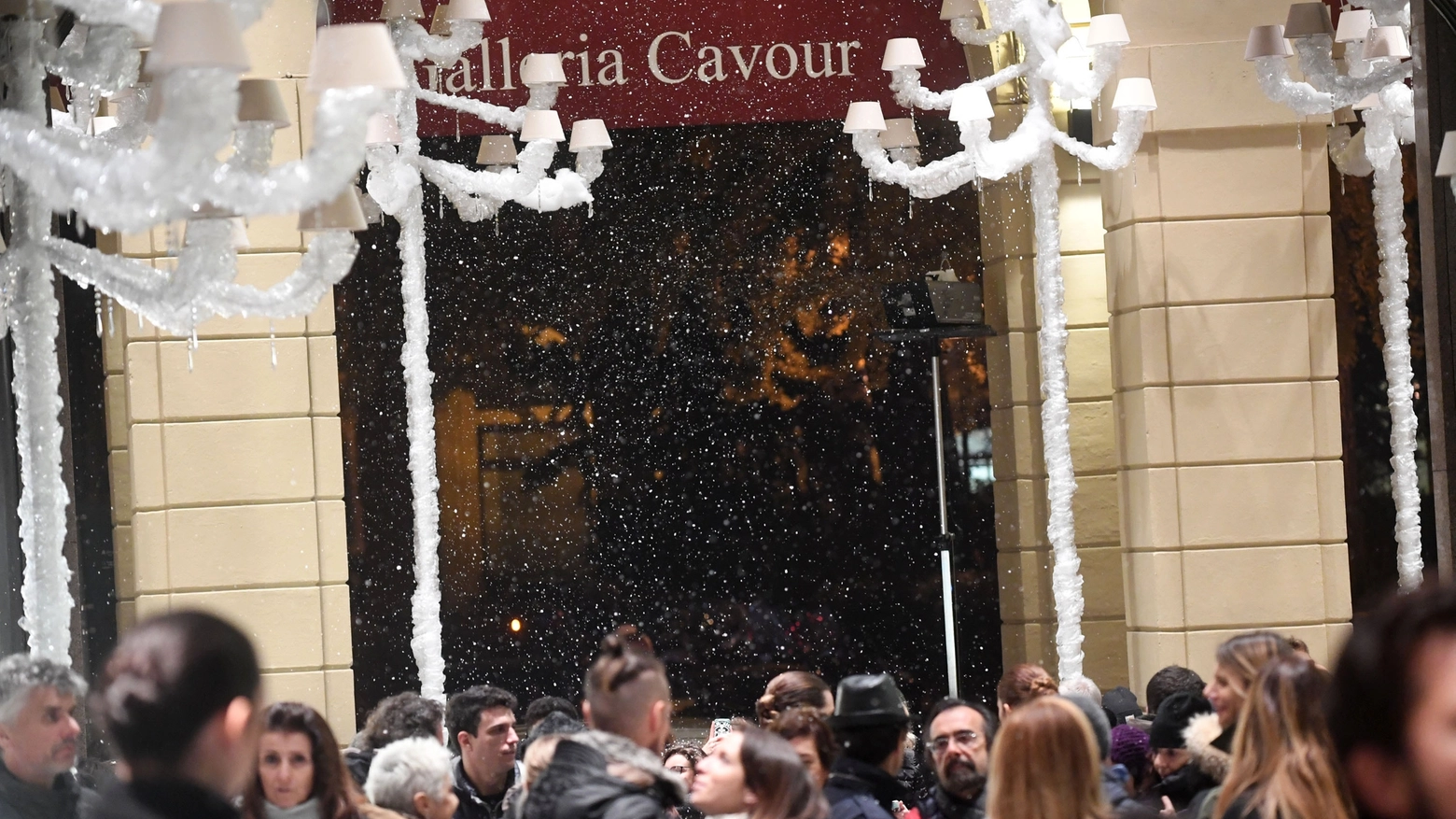Neve artificiale per la festa di Natale in Galleria Cavour (Foto Schicchi)
