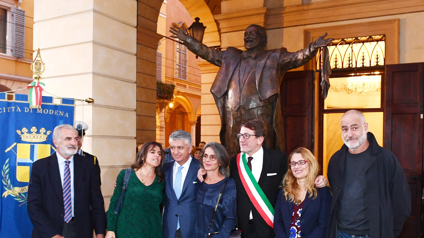 Lo svelamento della statua  Pavarotti  con il sindaco, lo scultore Pierotti, Nicoletta Mantovani e le figlie Cristina e Giuliana