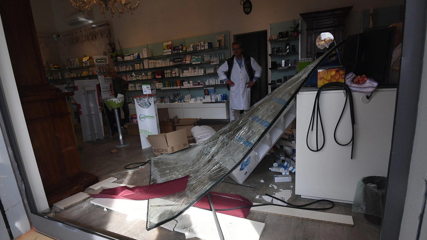 La farmacia della Provvidenza distrutta dopo il colpo (foto Schicchi)