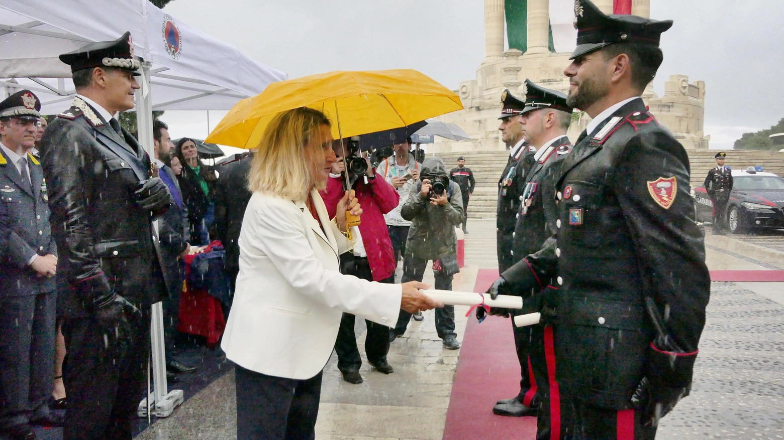 I 209 anni dei carabinieri  Impegnati in prima linea  per la emergenze  In difesa dei più fragili