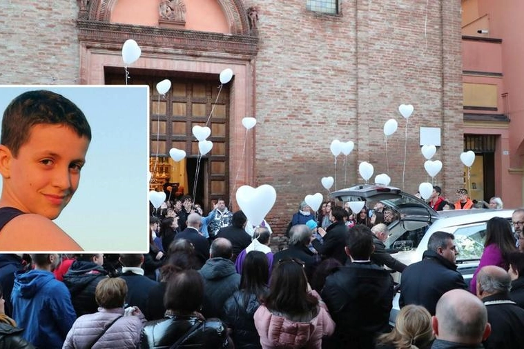 Palloncini bianchi e applausi al funerale di Lorenzo Bastelli