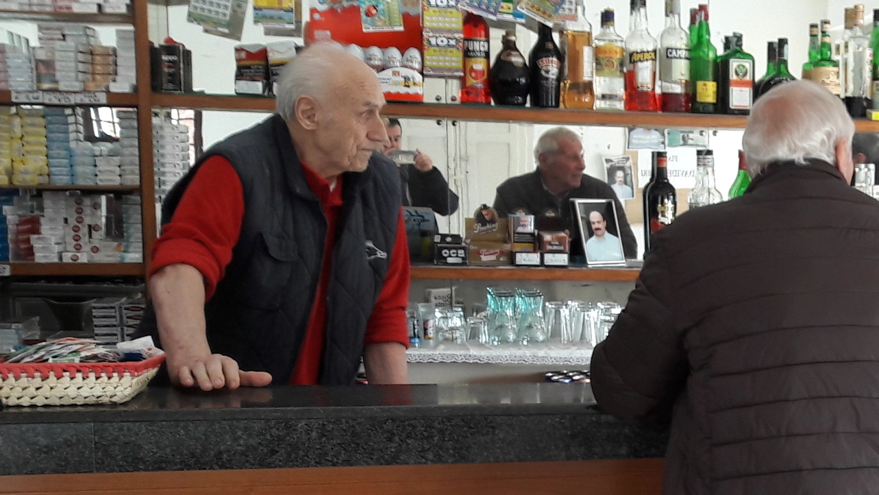 Franco Fabbri, 88 anni, al bancone del bar Gallo, alla Riccardina di Budrio