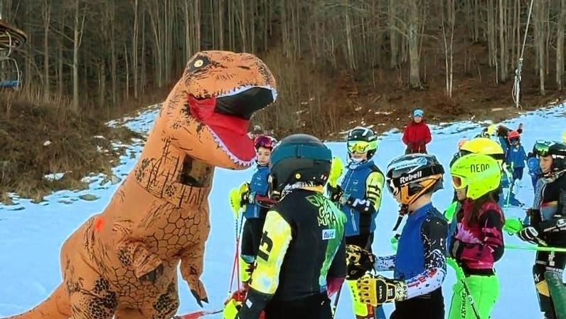 Dinosauro sugli sci per il carnevale sul Cimone