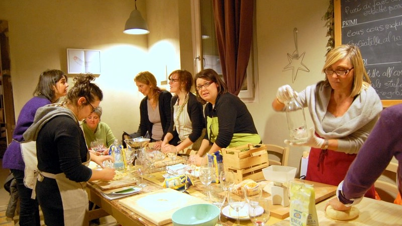 Un gruppo di casalinghe alle prese con la preparazione di una tavola
