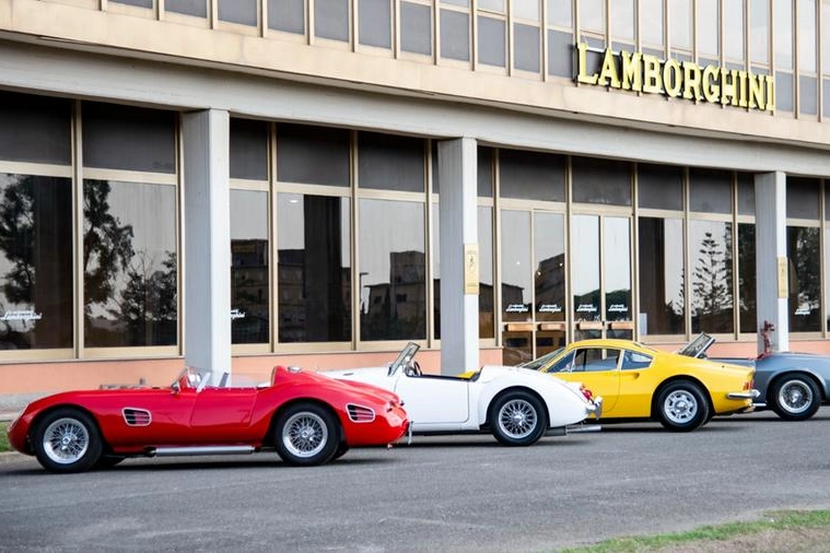 Lamborghini in fila davanti a un salone, una foto d'epoca