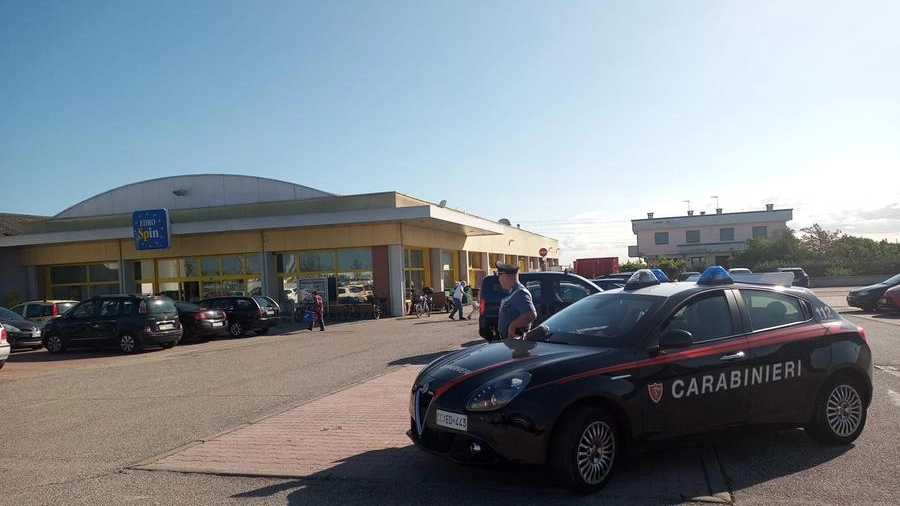 I carabinieri davanti al supermercato Eurospin di Rovigo