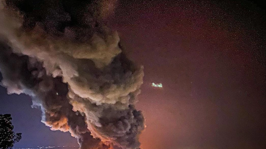 Il fuoco e l’enorme nube nera che l’altra sera ha avvolto la città. Foto di Arianna Moroni