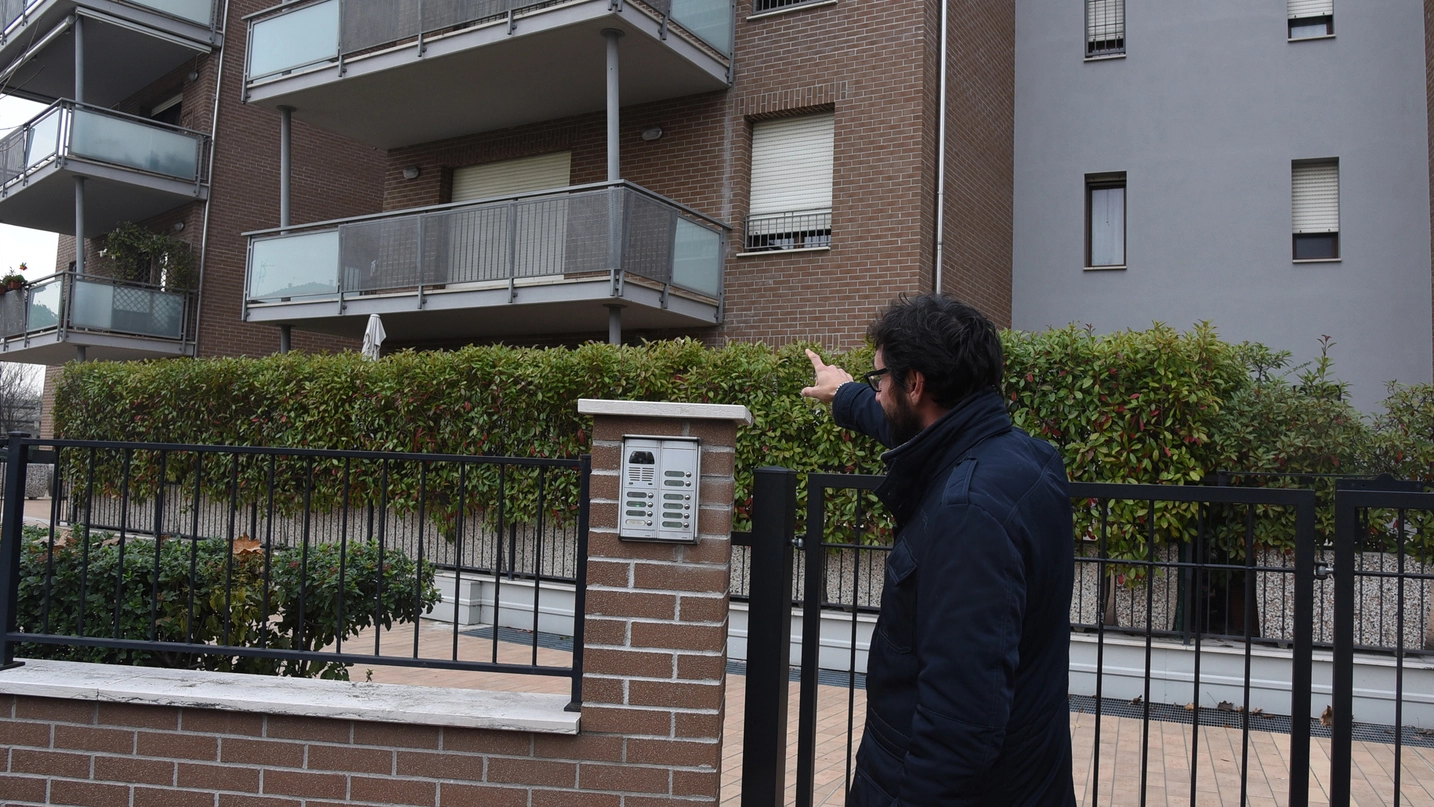 Un cittadino mostra uno degli appartamenti colpiti dai ladri la notte tra mercoledì e giovedì