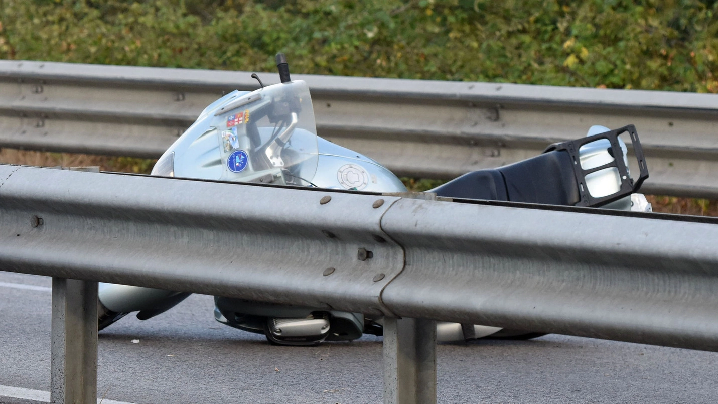 La moto in superstrada dopo l’incidente accaduto all’altezza di Morrovalle (foto De Marco)