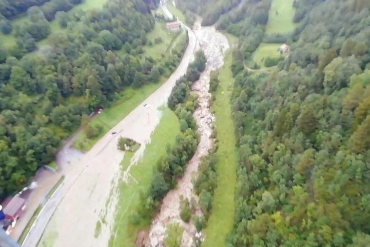 Esondato il fiume Oglio in Valcamonica (Ansa)