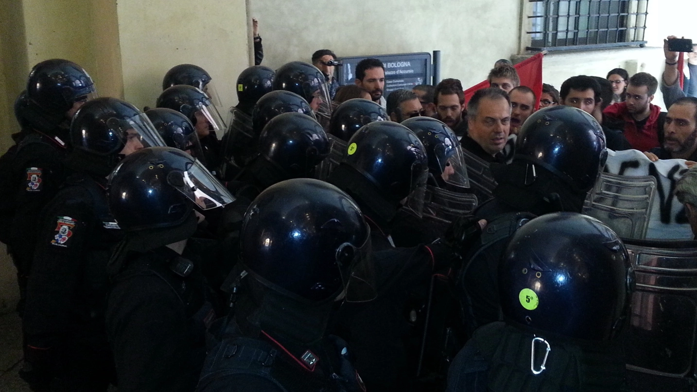 Tensione tra le forze dell’ordine e i movimenti per la casa (foto Dire)