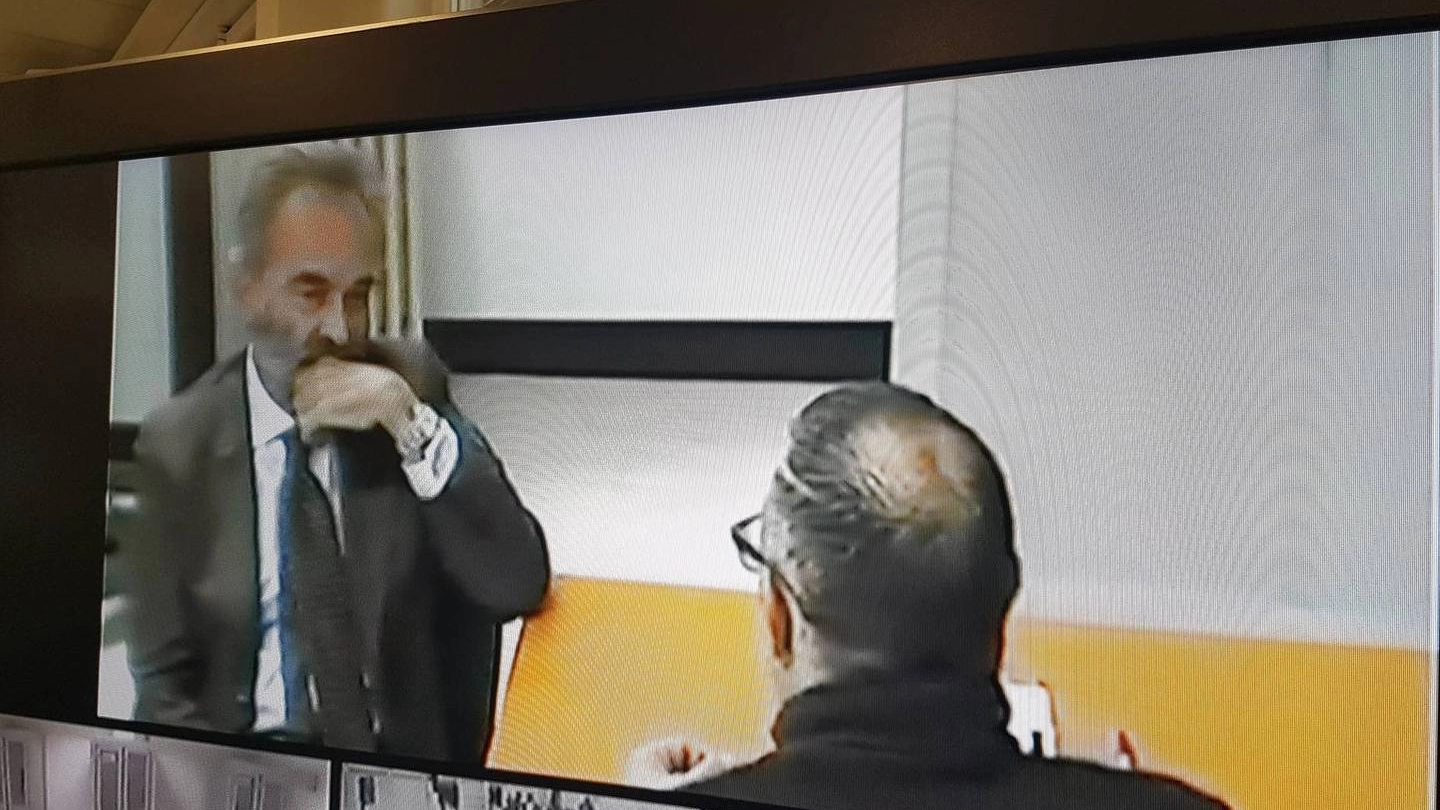 IN VIDEO Sullo schermo l’interrogatorio  del pentito Antonio Valerio  (di spalle e nel riquadro), insieme al  suo avvocato Alessandro Falciani