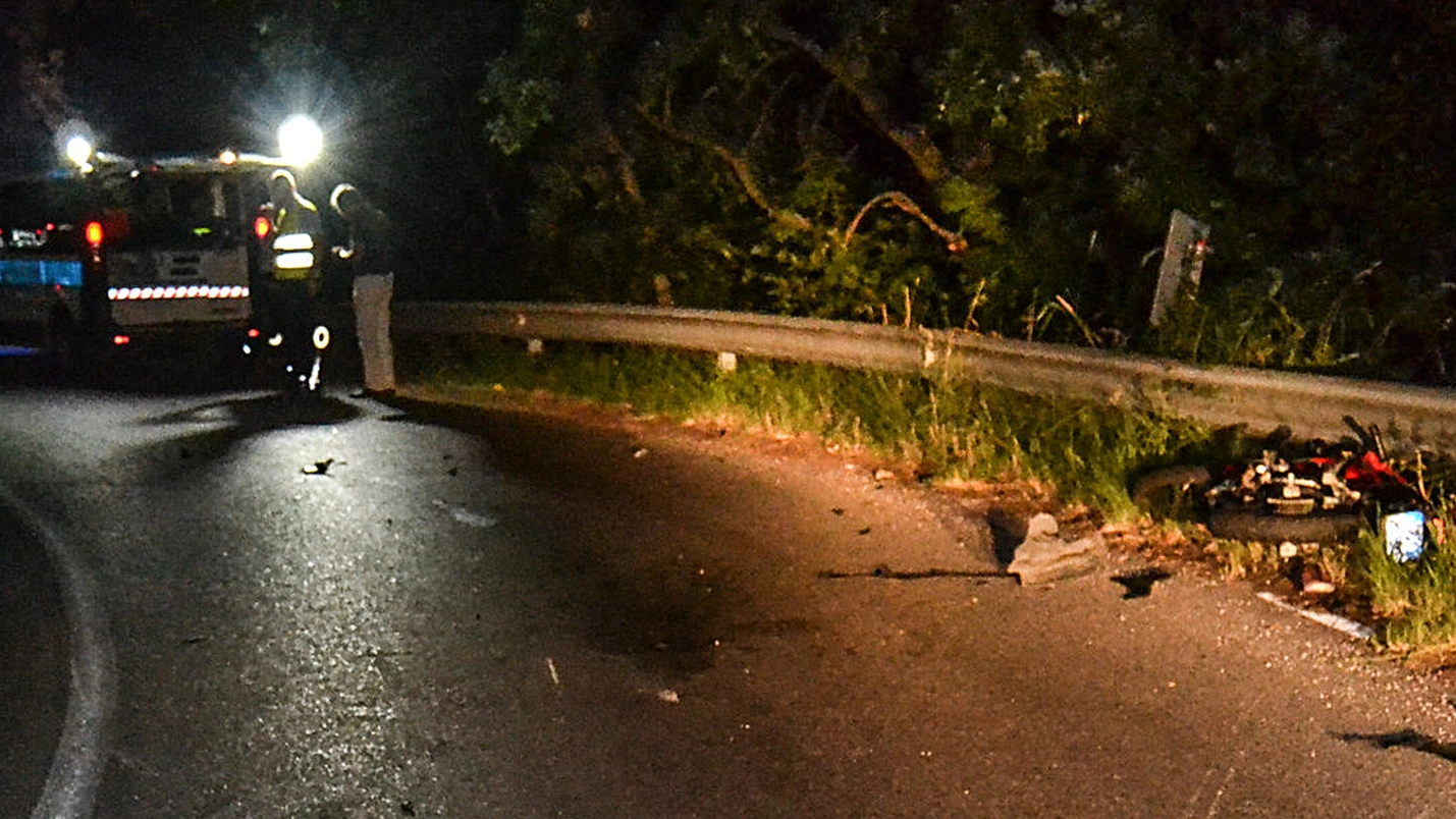 L’incidente in strada Dei Colli: a destra la moto dopo lo schianto