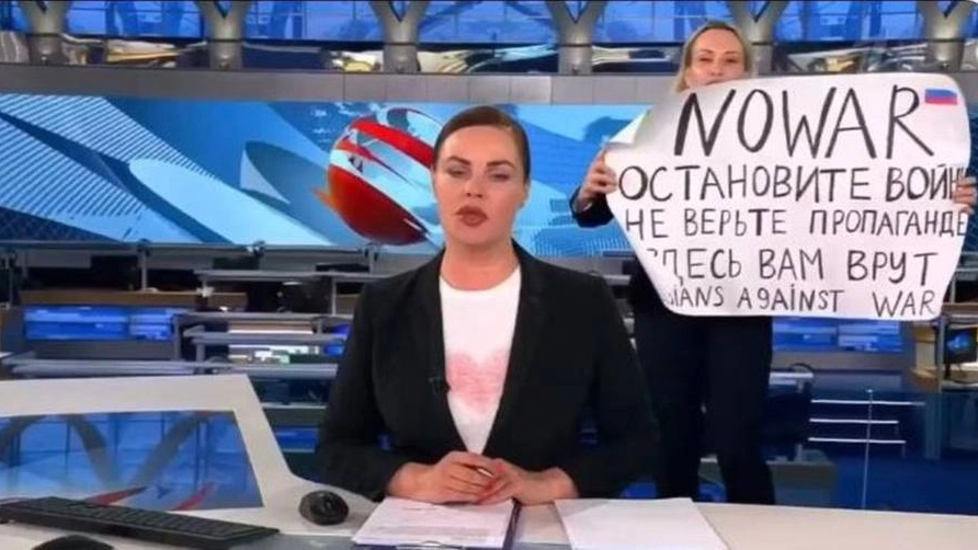 La protesta contro la guerra di Marina Ovsyannikova alla tv russa 