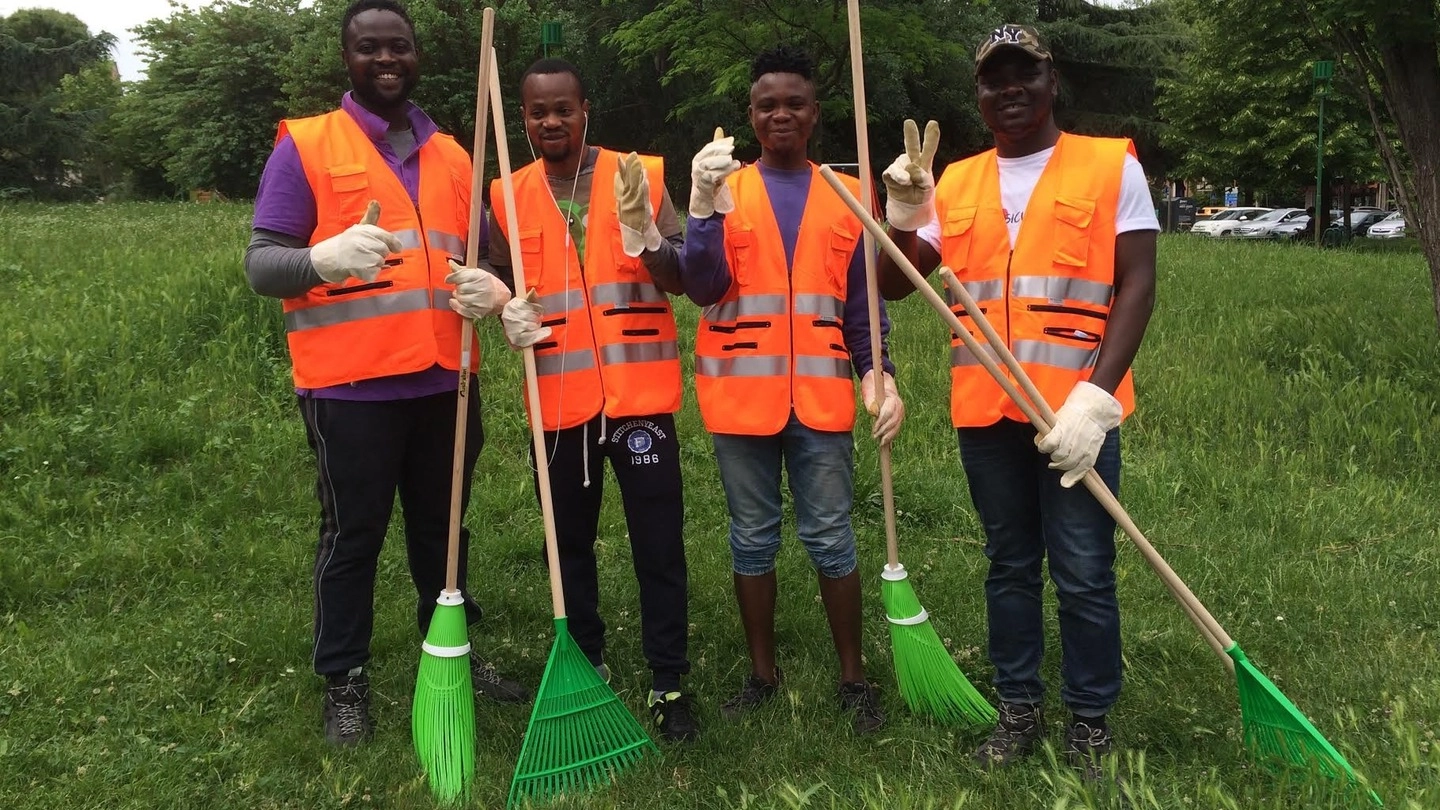 Un gruppo di profughi che partecipano alle iniziative di pulizia delle aree verdi cesenati