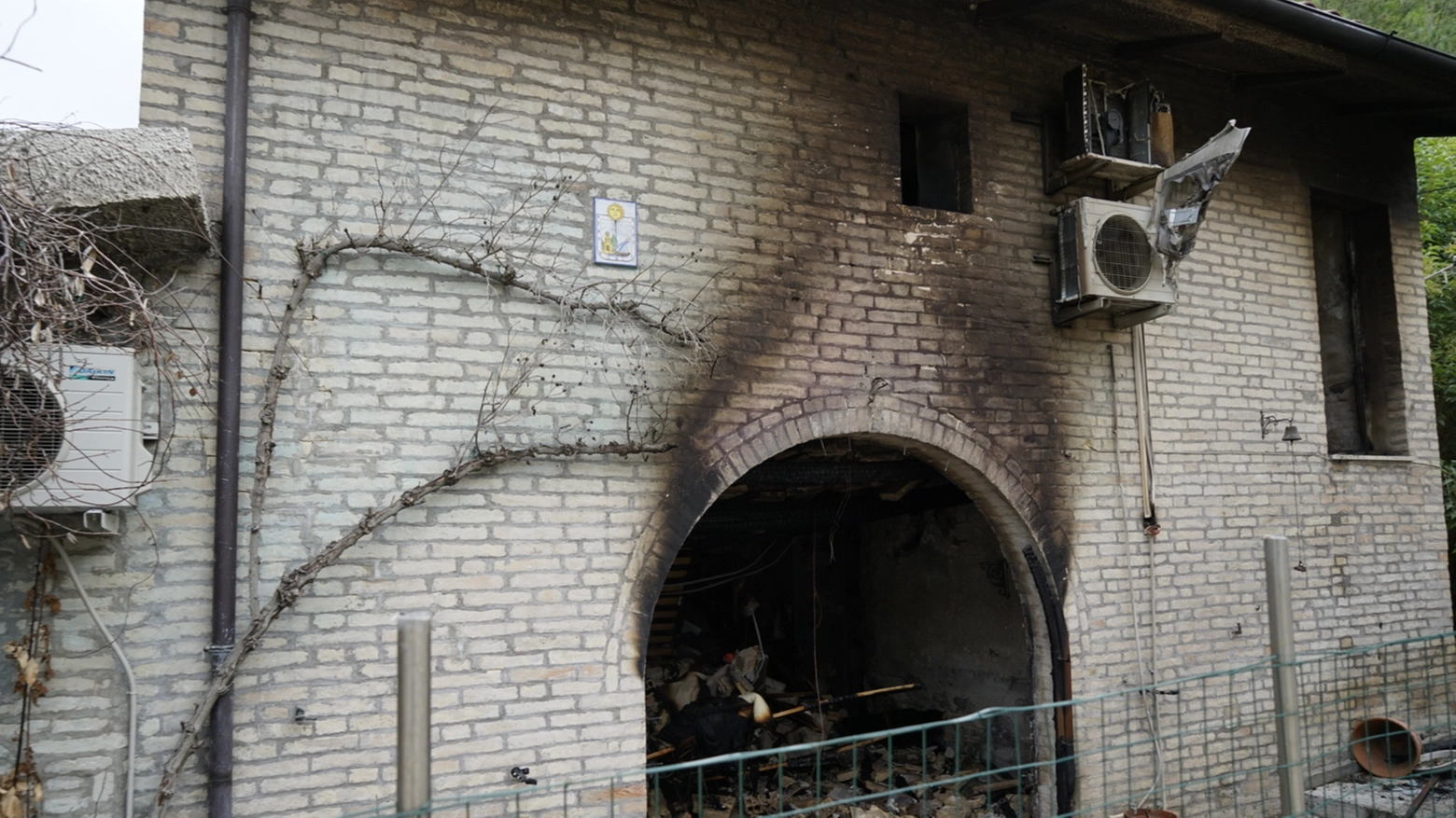 I danni provocati dal fuoco nella casa colonica del quartiere Ete