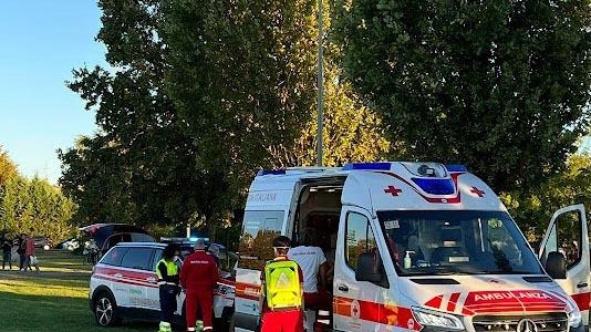 I soccorsi per il bimbo caduto dalla giostra a Correggio