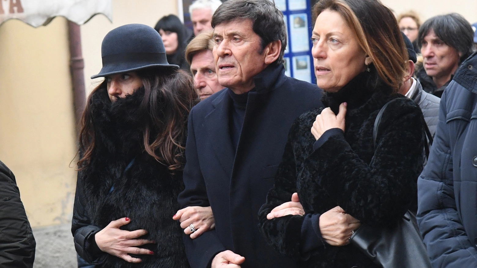 Gianni Morandi al funerale con la moglie Anna (Schicchi)