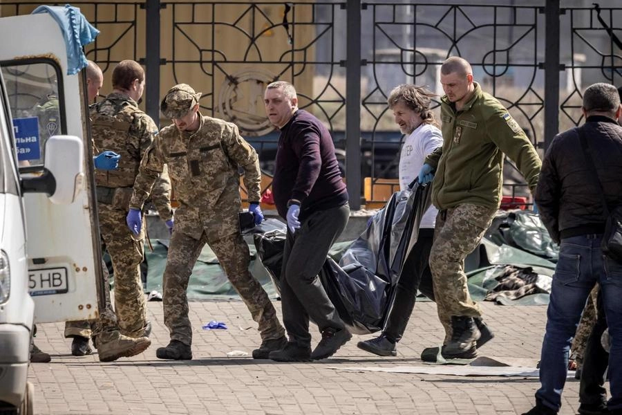 Kramatorsk, soldati ucraini trasportano i cadaveri (Ansa)