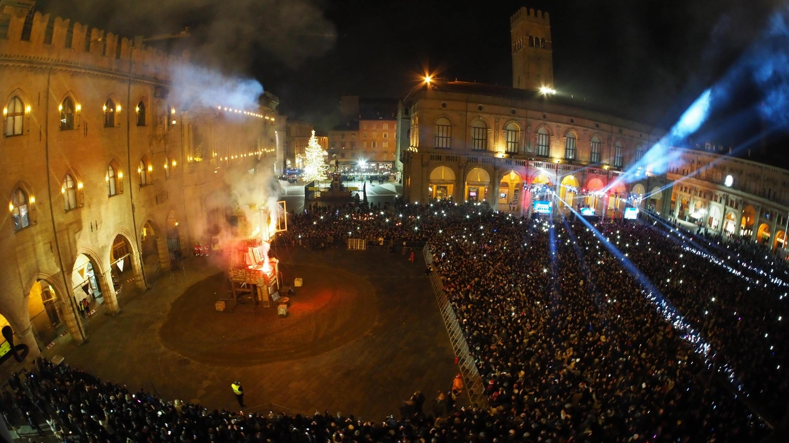 Il tradizionale rogo del ''Vecchione'' in piazza Maggiore per Capodanno a Bologna (Ansa)