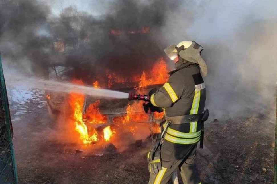 A Luhansk un pompiere spegne un incendio dopo un bombardamento