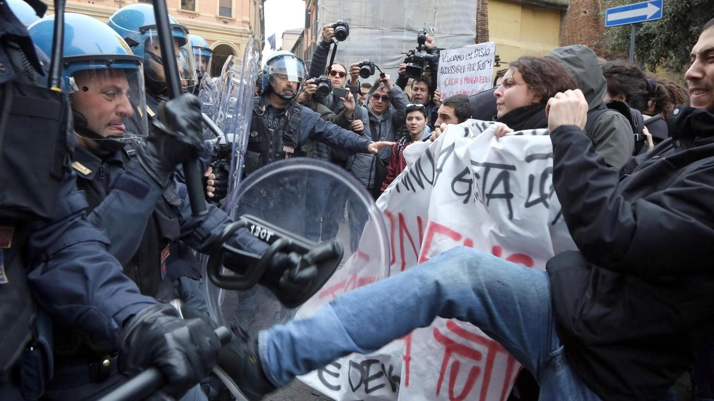 Gli scontri dello scorso autunno tra attivisti del Cua e polizia in piazza Puntoni