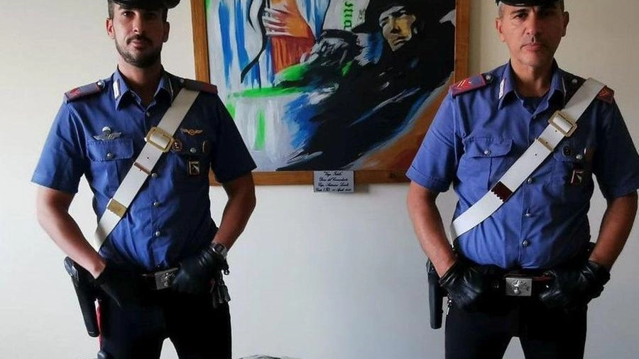 La droga, i soldi e la pistola trovati dai carabinieri a disposizione del ventinovenne