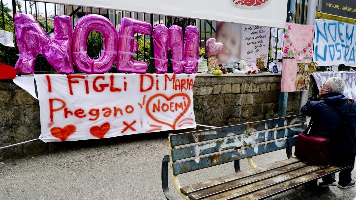 I messaggi per Noemi, colpita da un proiettile vagante durante un agguato a Napoli (Ansa)