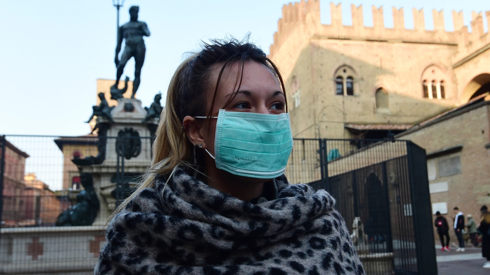Una ragazza con una mascherina in centro a Bologna (foto Schicchi)