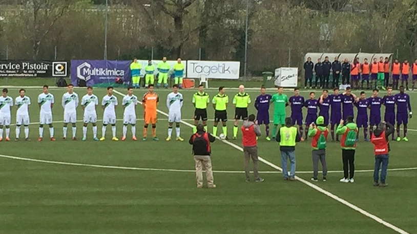 Le squadre di Sassuolo e Fiorentina al centro del campo prima del fischio d’inizio 