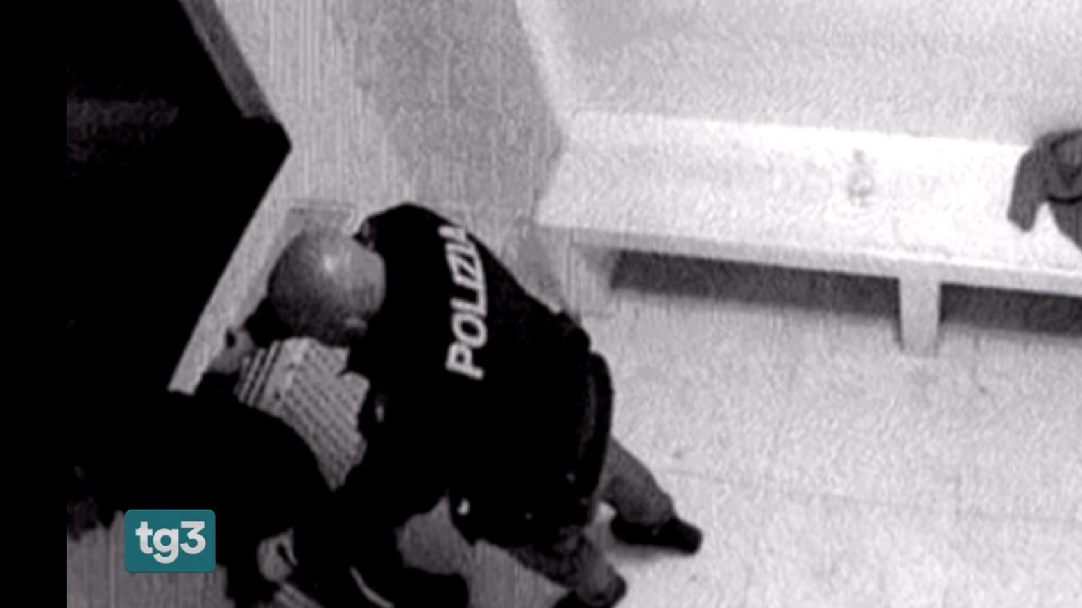 Un frame del video sulle violenze dei poliziotti di Verona ai fermati, cinque gli agenti indagati
