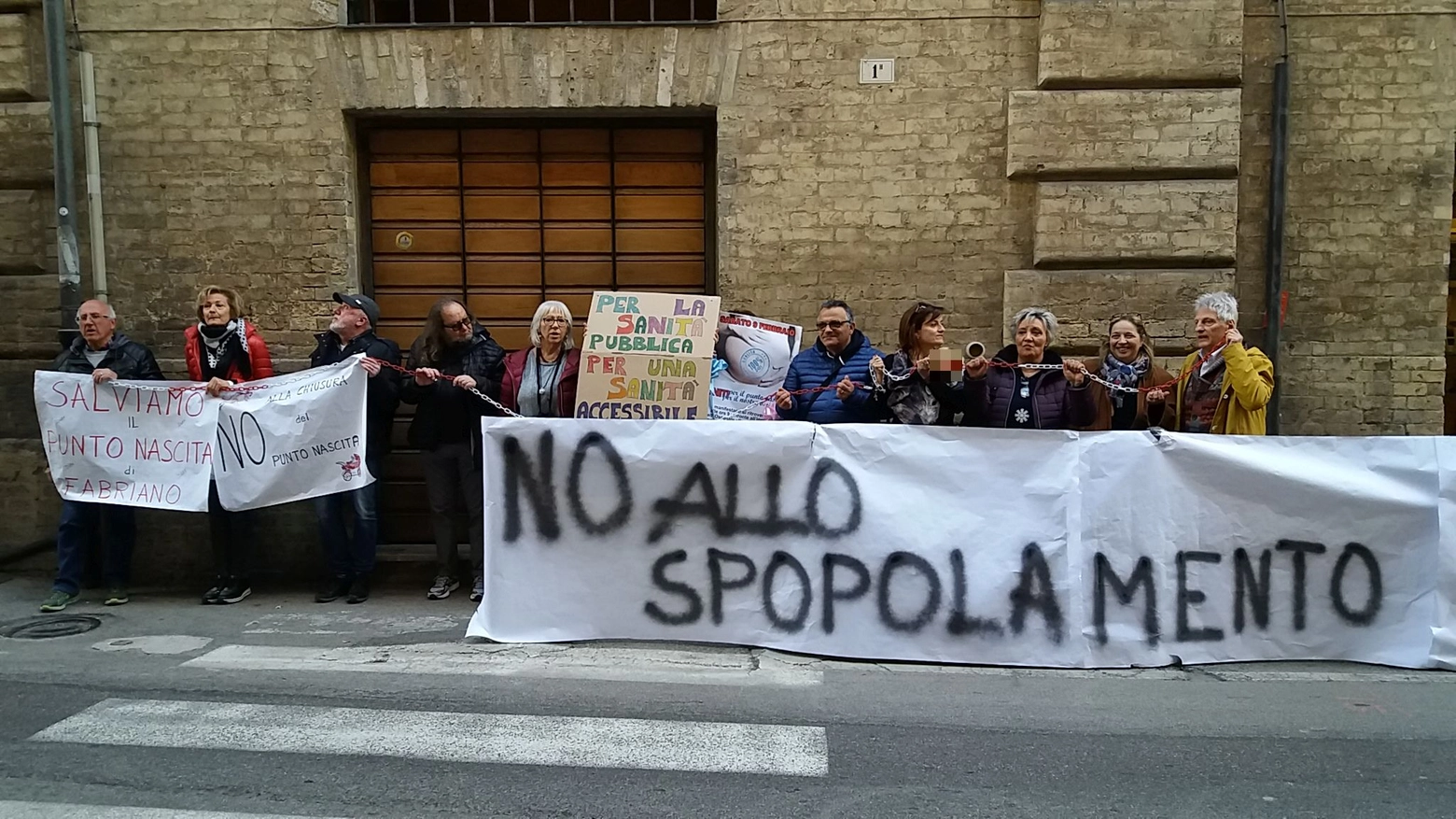 La protesta del comitato fabrianese sotto il Tar di Ancona (foto Di Marco)