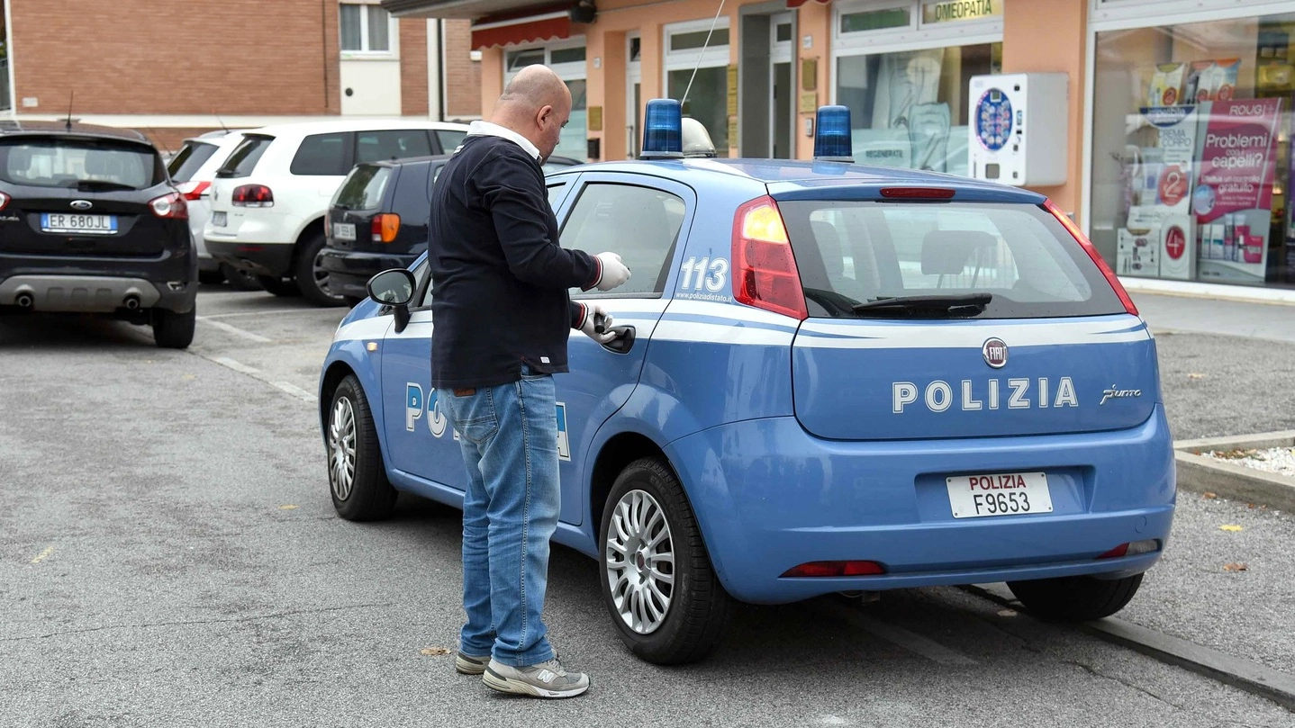 La polizia in via Comacchio