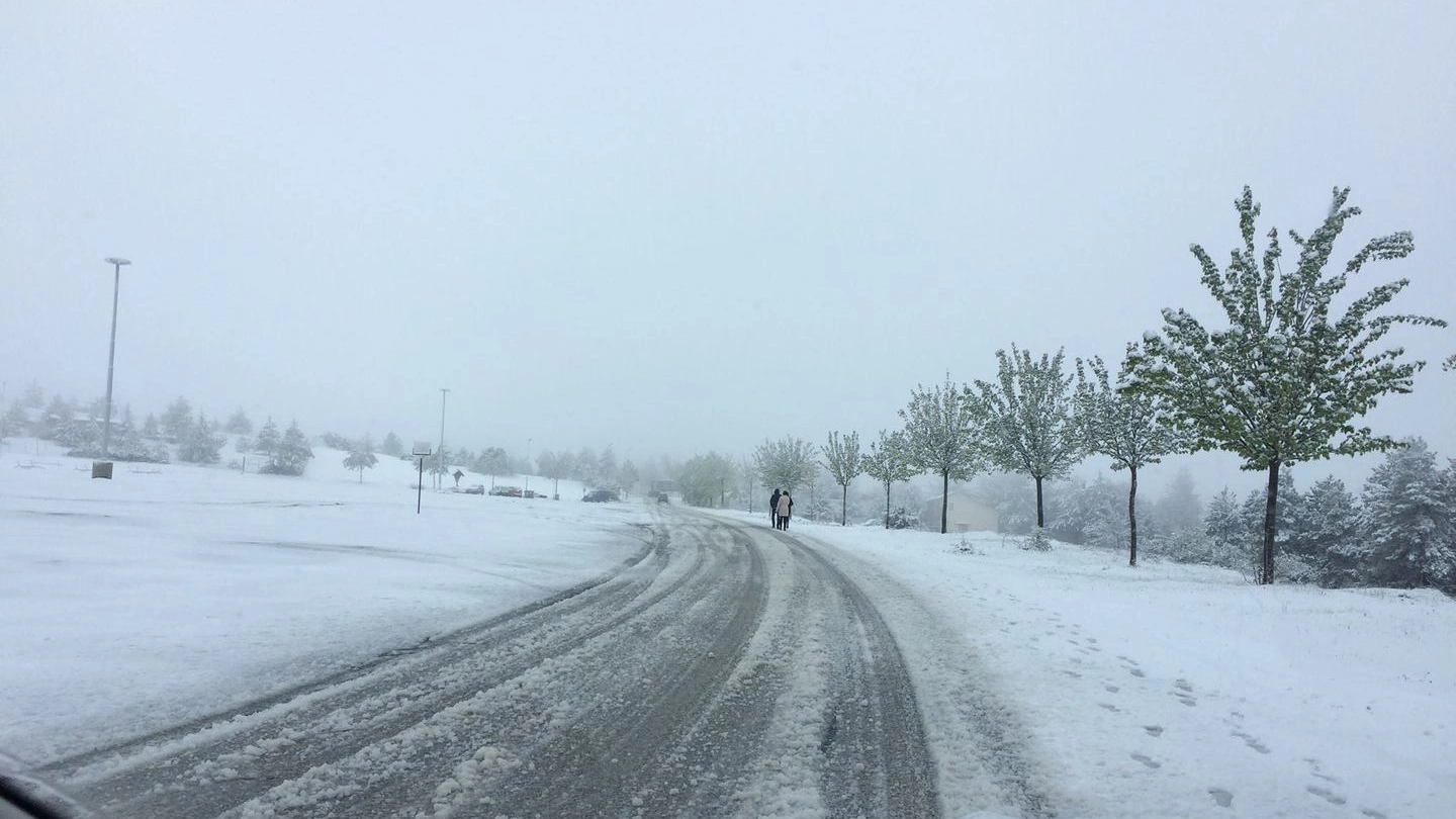 Ascoli, neve il 25 aprile (Foto Porfiri)