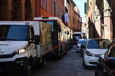 Bus fermo e strada Maggiore bloccata, traffico in tilt in centro a Bologna