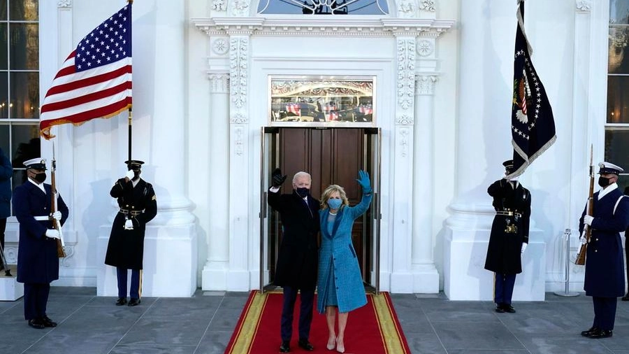 Joe e Jill Biden all'ingresso della Casa Bianca (Ansa)